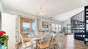 Dining - Pet-friendly oceanside Hatteras home just 200' from beach access! (Hatteras)