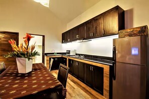 Fridge, microwave, stovetop, electric kettle - Umalas Studio Near Canggu & Seminyak • Fast Wi-Fi + Kitchen (Badung Regency)