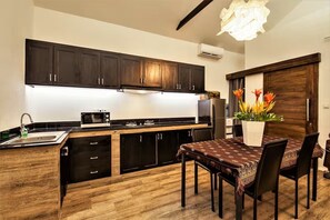 Fridge, microwave, stovetop, electric kettle - Umalas Studio Near Canggu & Seminyak • Fast Wi-Fi + Kitchen (Badung Regency)