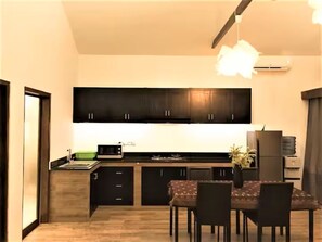 Kühlschrank, Mikrowelle, Herdplatte, Wasserkocher