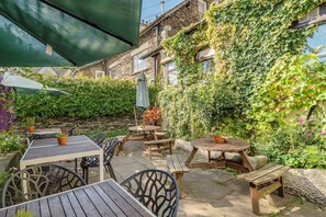 Deluxe Apartment, Courtyard View | Outdoor dining