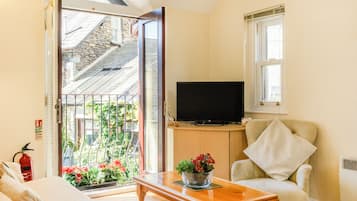 Deluxe Cottage, 2 Bedrooms, Kitchen, Courtyard View | Living area