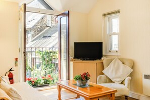 Deluxe Cottage, 2 Bedrooms, Kitchen, Courtyard View | Living area - The Retreat (Ambleside)