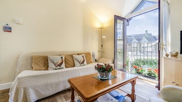 Deluxe Cottage, 2 Bedrooms, Kitchen, Courtyard View | Living area