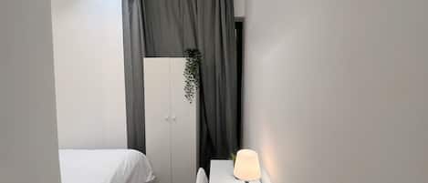 Phòng đôi Economy, ban công, quang cảnh thành phố | Bàn ủi/dụng cụ ủi quần áo, truy cập Internet không dây miễn phí