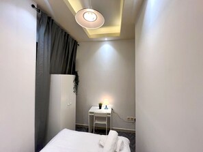 Habitación económica doble, balcón, vistas a la ciudad | Tabla de planchar con plancha y wifi gratis