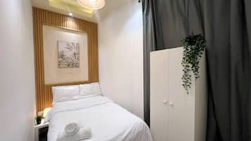 Chambre économique double, balcon, vue sur la ville | Fer et planche à repasser, accès au Wi-Fi (inclus)