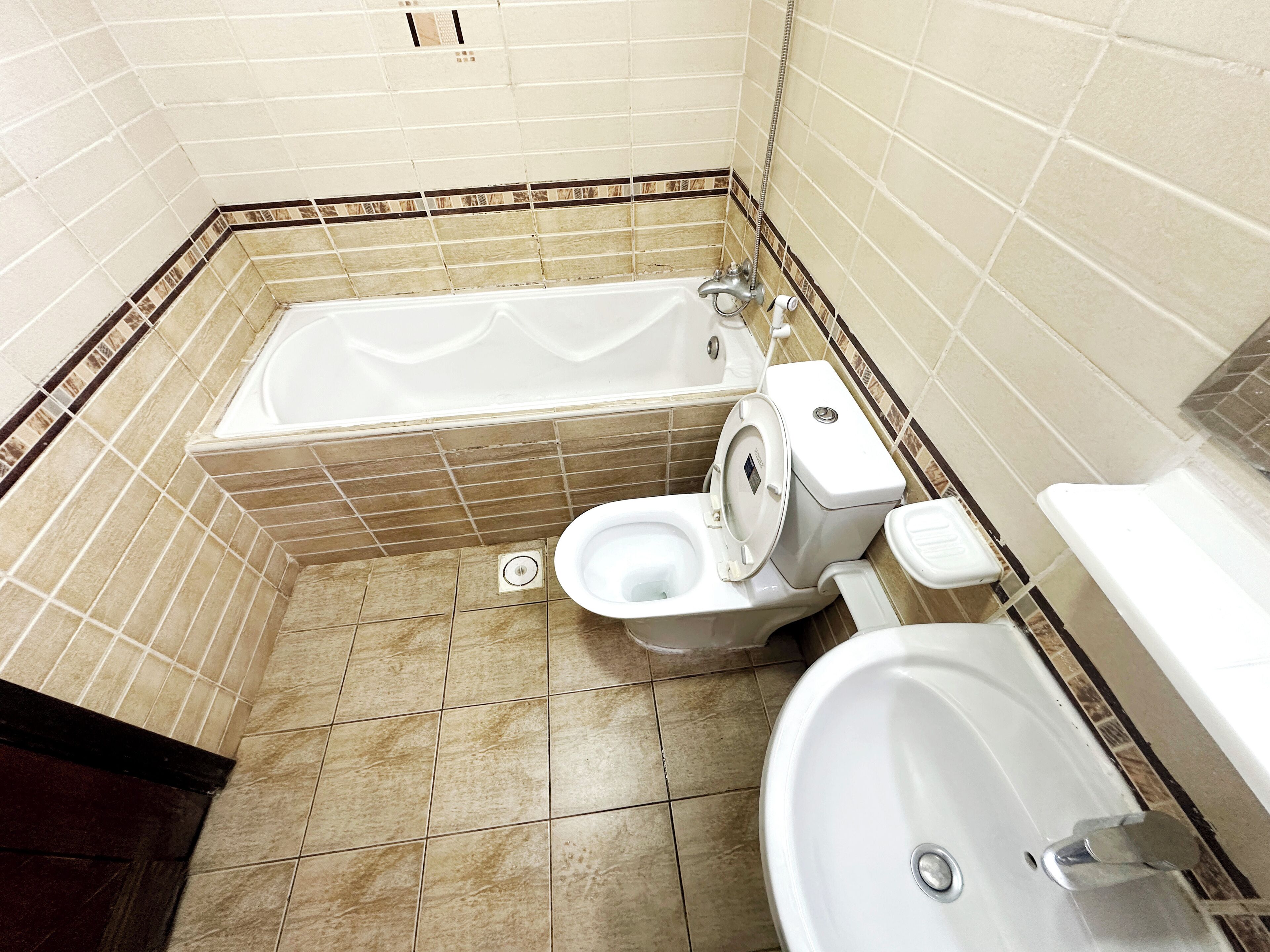 Ein Badezimmer mit Badewanne, Toilette und Waschbecken.