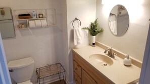 Doccia, asciugacapelli, asciugamani, sapone