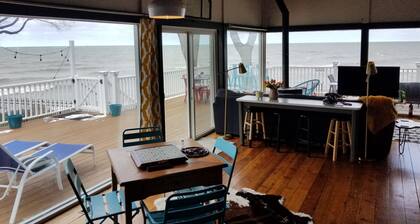 Serene 4 bedroom home w/ 180 degree view of Lake Ontario & a hot tub!