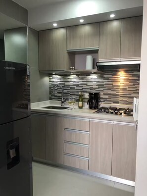 Wasserkocher mit Kaffee-/Teezubehör, Kühlschrank, Herdplatte, Toaster