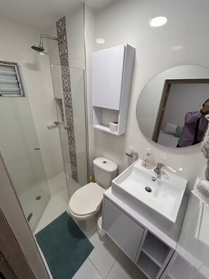 Een haardroger, handdoeken, zeep, toiletpapier