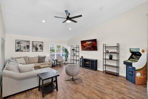 Smart TV, fireplace - Epic Scottsdale Retreat: Pool, Hot Tub, Pool Table, Game Room & Golden Tee (Scottsdale)