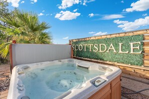 Outdoor spa tub - Epic Scottsdale Retreat: Pool, Hot Tub, Pool Table, Game Room & Golden Tee (Scottsdale)