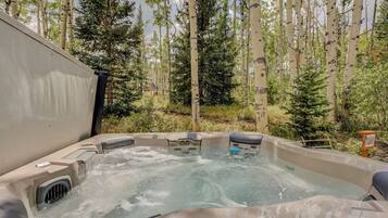 Tina de hidromasaje al aire libre