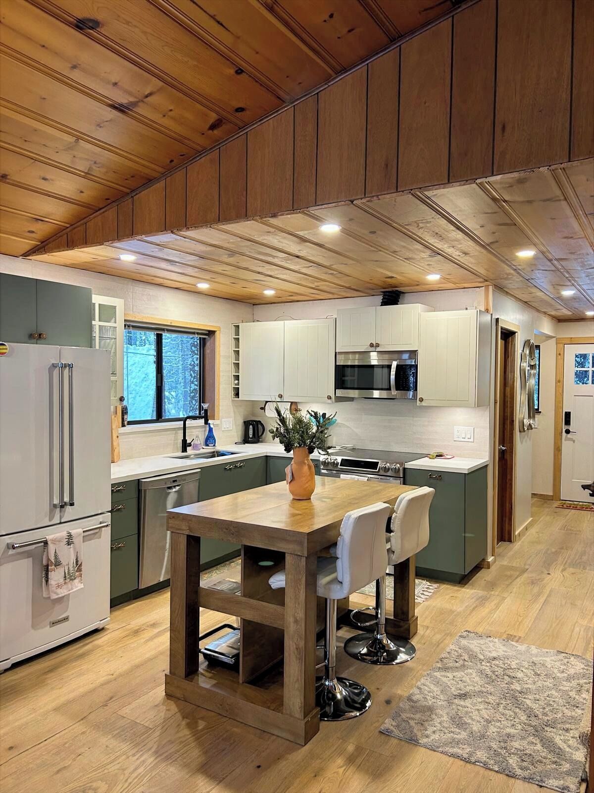 Frigorífico, microondas, horno y placa de cocina