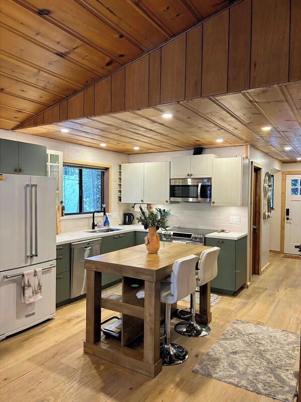 Frigorífico, microondas, horno y placa de cocina