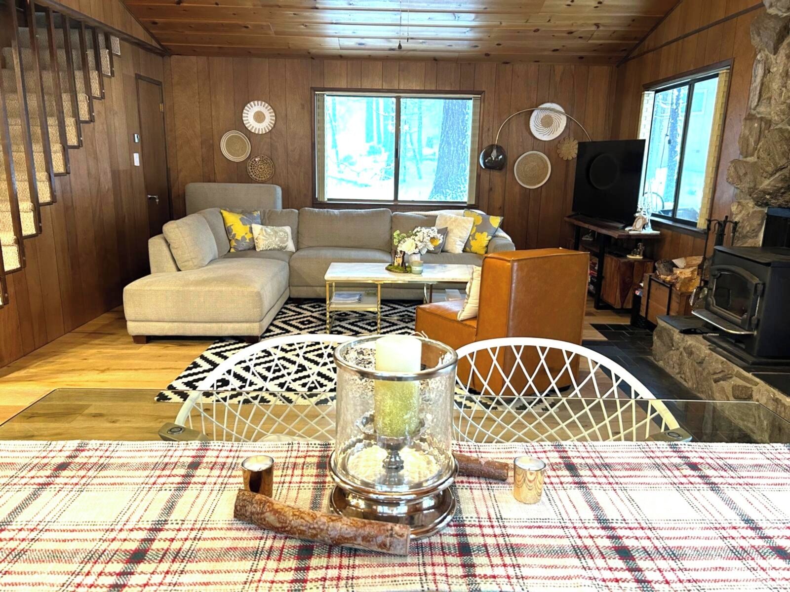 Una Smart TV, una chimenea, libros