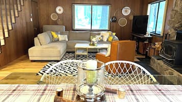 Una Smart TV, una chimenea, libros