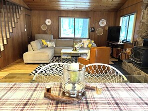 Una Smart TV, una chimenea, libros