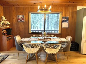 Dining - At the Forest’s Edge Cabin / 20 min to Bear Valley / Fireplace/ 1 min off Hwy 4 (Camp Connell)