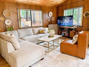 Smart TV, fireplace, books - At the Forest’s Edge Cabin / 20 min to Bear Valley / Fireplace/ 1 min off Hwy 4 (Camp Connell)