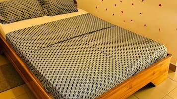 Quarto casal conforto | Escrivaninha, espaço de trabalho para notebook, Wi-Fi de cortesia