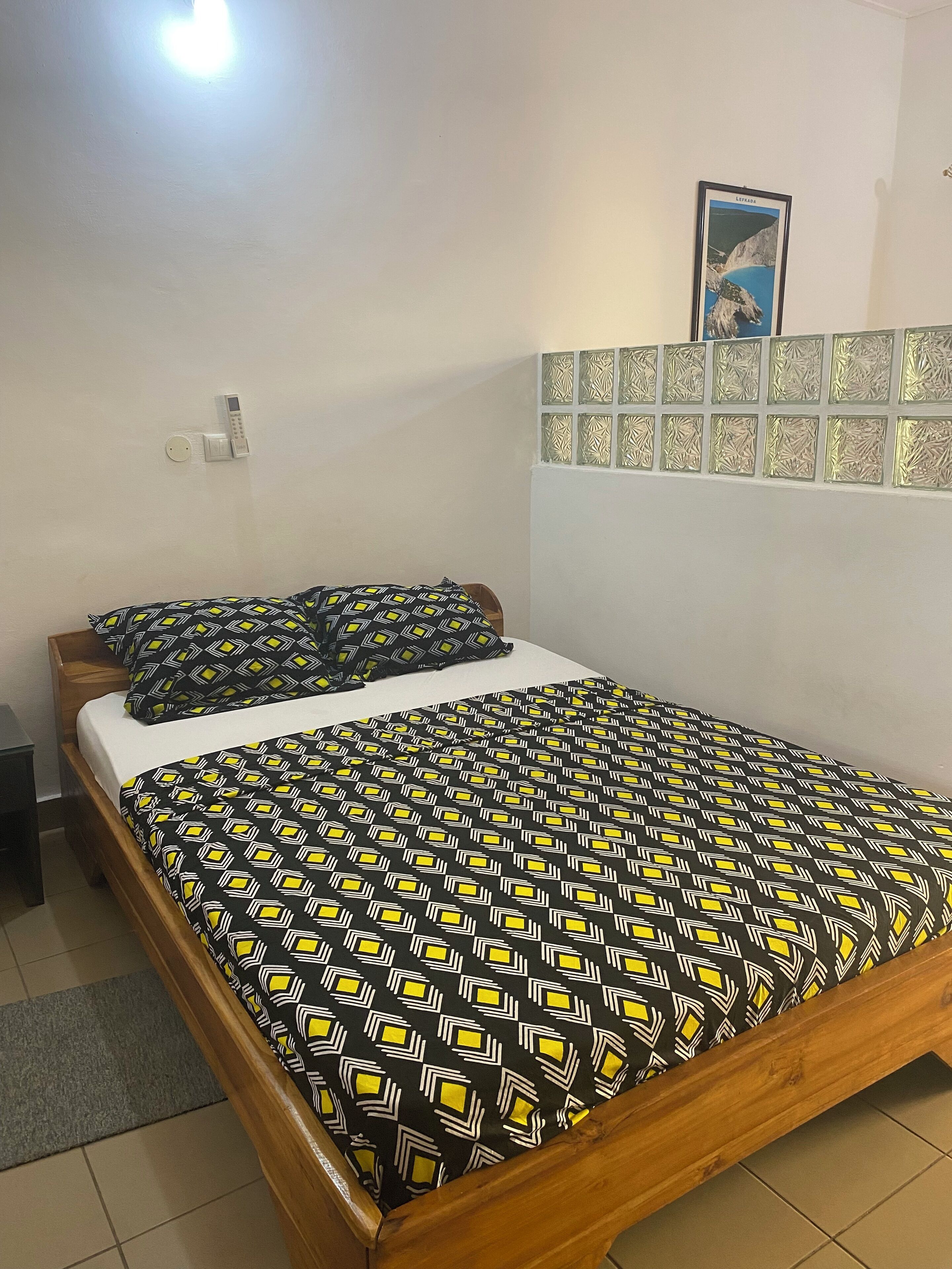 办公桌、笔记本电脑工作区、免费 WiFi