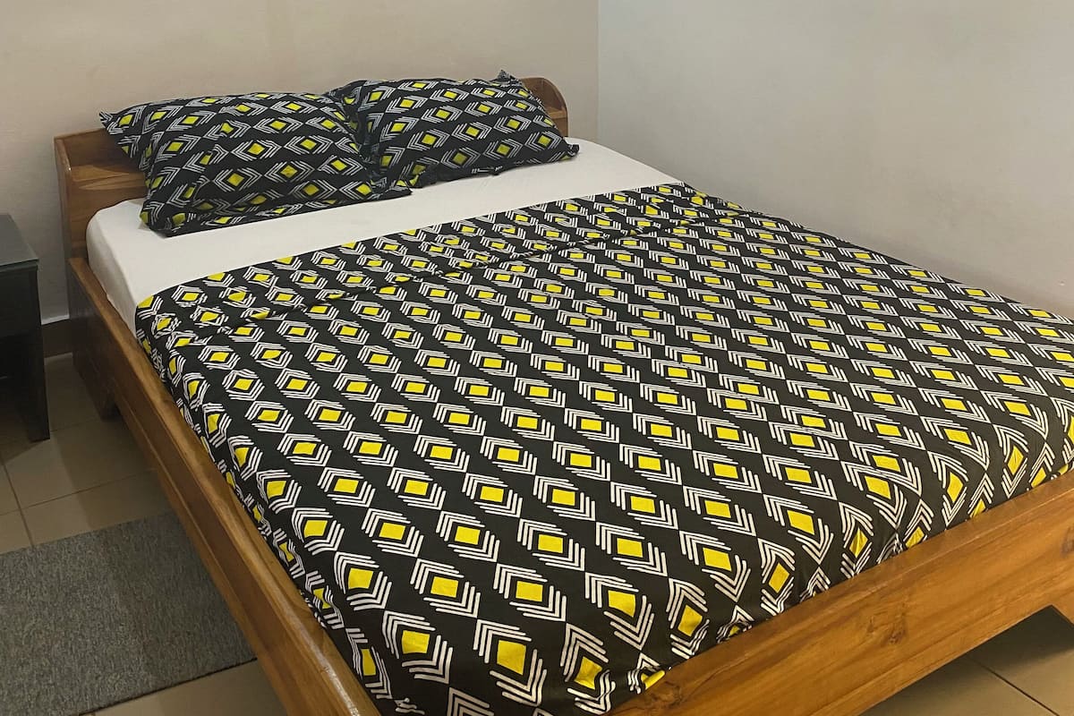 Skrivebord, skrivebord for bærbar PC og wi-fi (inkludert)