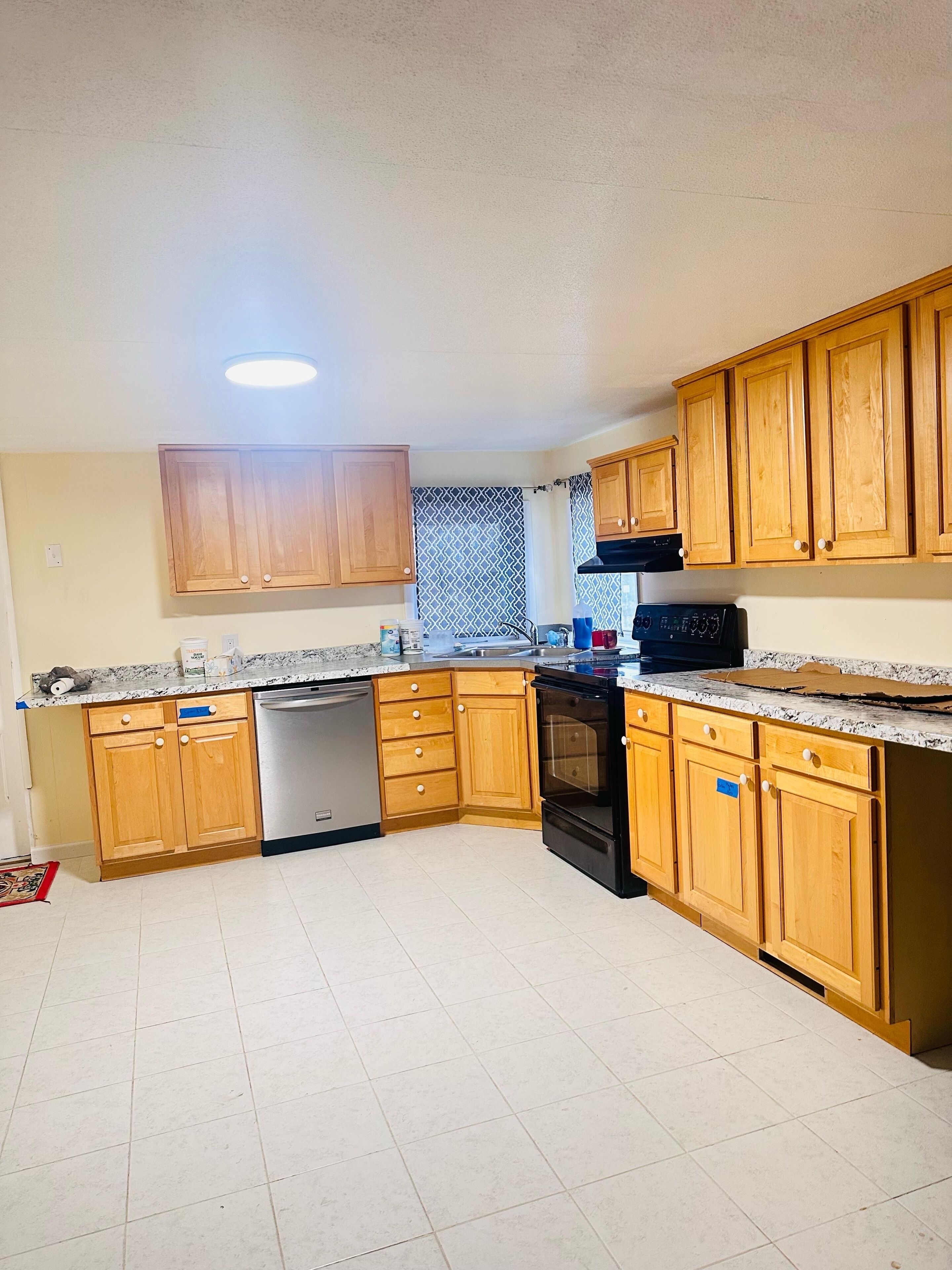 Fridge, microwave, stovetop