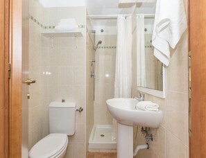 House | Bathroom - Gorgeous Apartment for 4 People With Balcony (Linguizzetta)