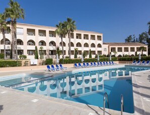 House | Pool | Outdoor pool - Gorgeous Apartment for 4 People With Balcony (Linguizzetta)