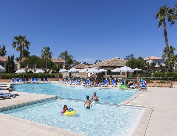 House | Pool | Outdoor pool - Gorgeous Apartment for 4 People With Balcony (Linguizzetta)