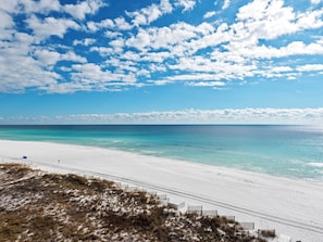 On the beach - Gulf Front Condo in Gated Crystal Beach Complex, End Unit (Destin)