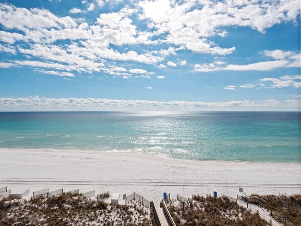 A beach with a clear sky and calm sea. - Gulf Front Condo in Gated Crystal Beach Complex, End Unit (Destin)