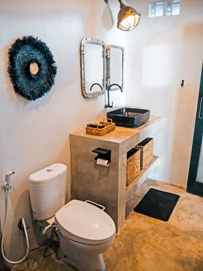 Een douche, een haardroger, een bidet, handdoeken