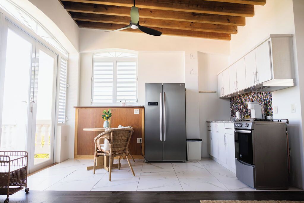 Frigorifero, forno, piano cottura, macchina per tè/caffè