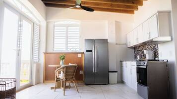Frigorifero, forno, piano cottura, macchina per tè/caffè