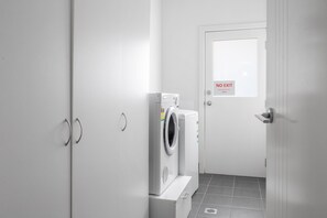 Apartment | Bathroom - Bright Family Home in Rydalmere With Yard & BBQ (Sydney)