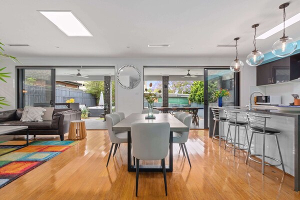Bright Family Home In Rydalmere With Yard & Bbq - Parramatta