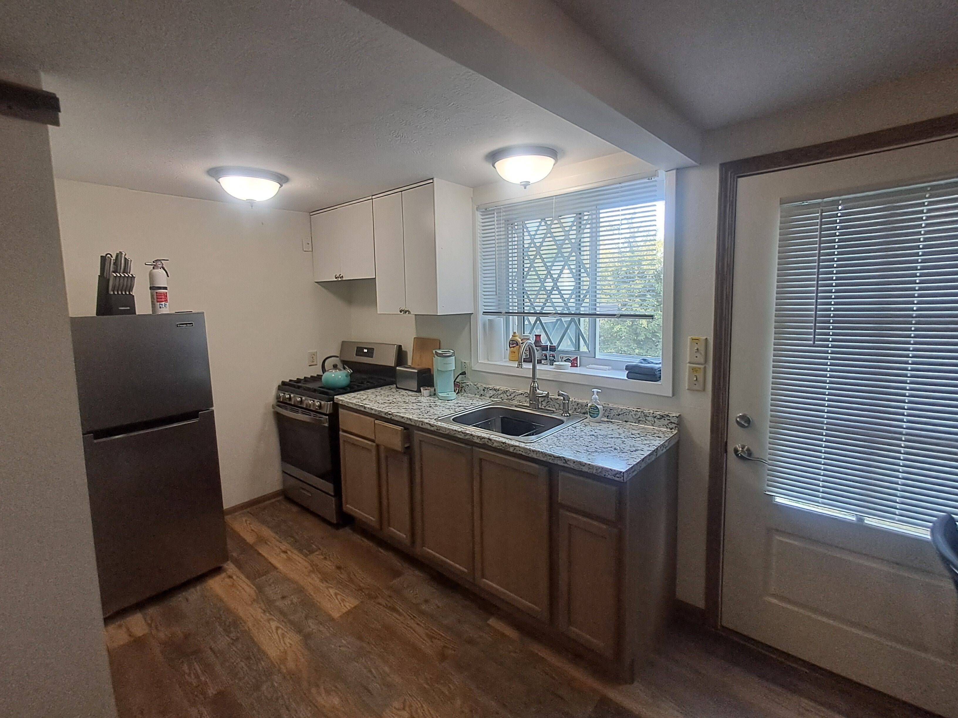 Coffee/tea maker, fridge, oven, stovetop