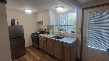 Coffee/tea maker, fridge, oven, stovetop