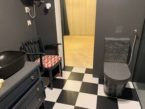 Doccia, asciugacapelli, asciugamani, sapone