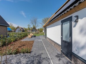 Bungalow | Balcony - Thatched Luxury Leisure Farm for 6 People (Baarle-Nassau)