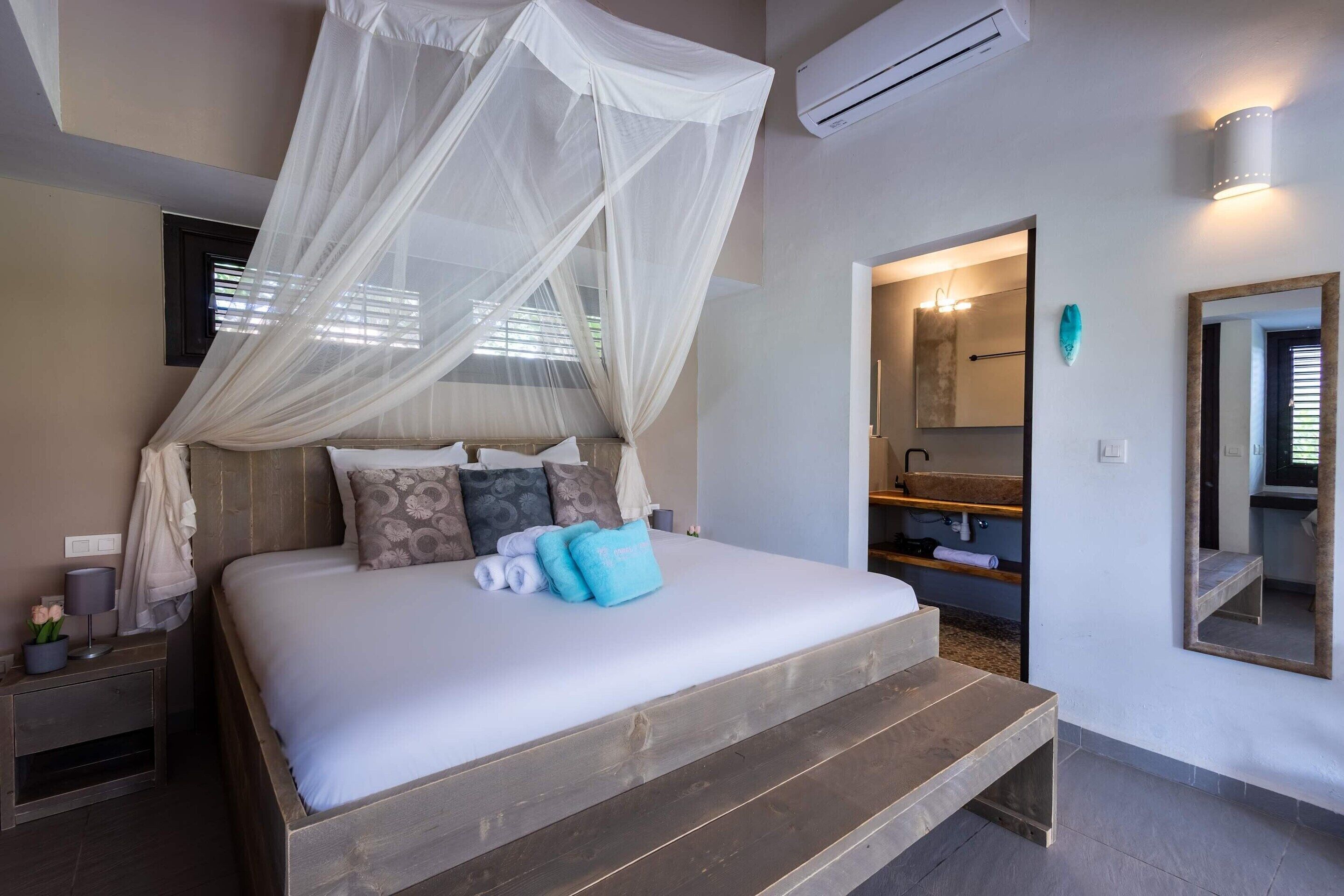 2 bedrooms, laptop workspace, bed sheets