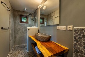 Apartment | Bathroom | Hair dryer, towels, shampoo - Flat, 10 Min to Beach (Sint Michiel)