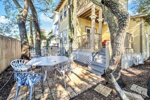 Outdoor dining - ⛱️Bikes | Pools | 30A | Close to Beach | Light Shoes⛱️ (Santa Rosa Beach)