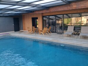 Casa | Piscina | Una piscina cubierta, una piscina al aire libre
