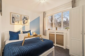 Iron/ironing board, WiFi, bed sheets - Centrally Located 2BR/1BA Earls Court Apartment - Sleeps 6 (London)