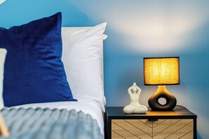 Iron/ironing board, WiFi, bed sheets - Centrally Located 2BR/1BA Earls Court Apartment - Sleeps 6 (London)